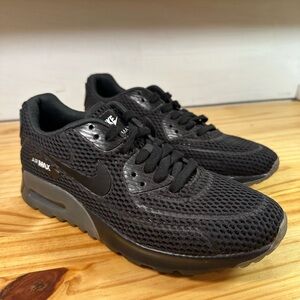 Nike Women’s Air Max 90 Ultra Black Trainers Size 9.5. Amazing athletic shoe!